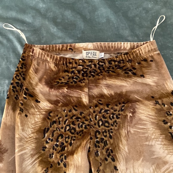 🌺SOLD🌺 Vintage Spell Leggings - Picture 7 of 11